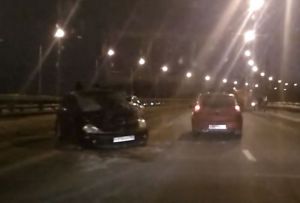 На видео попал момент столкновения иномарки и спецтехники на Арбековском путепроводе в Пензе
