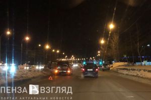В Пензе в результате ДТП автомобиль вынесло на «островок безопасности»