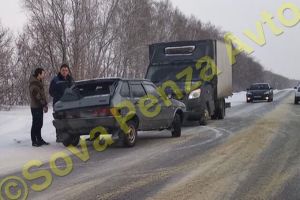 В столкновении фургона и легковушки под Пензой пострадала молодая женщина. Фото