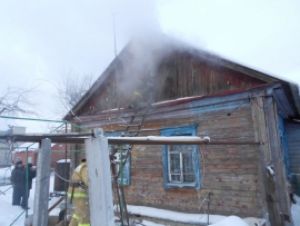 В Пензенской области днем вспыхнул потолок в деревянном доме
