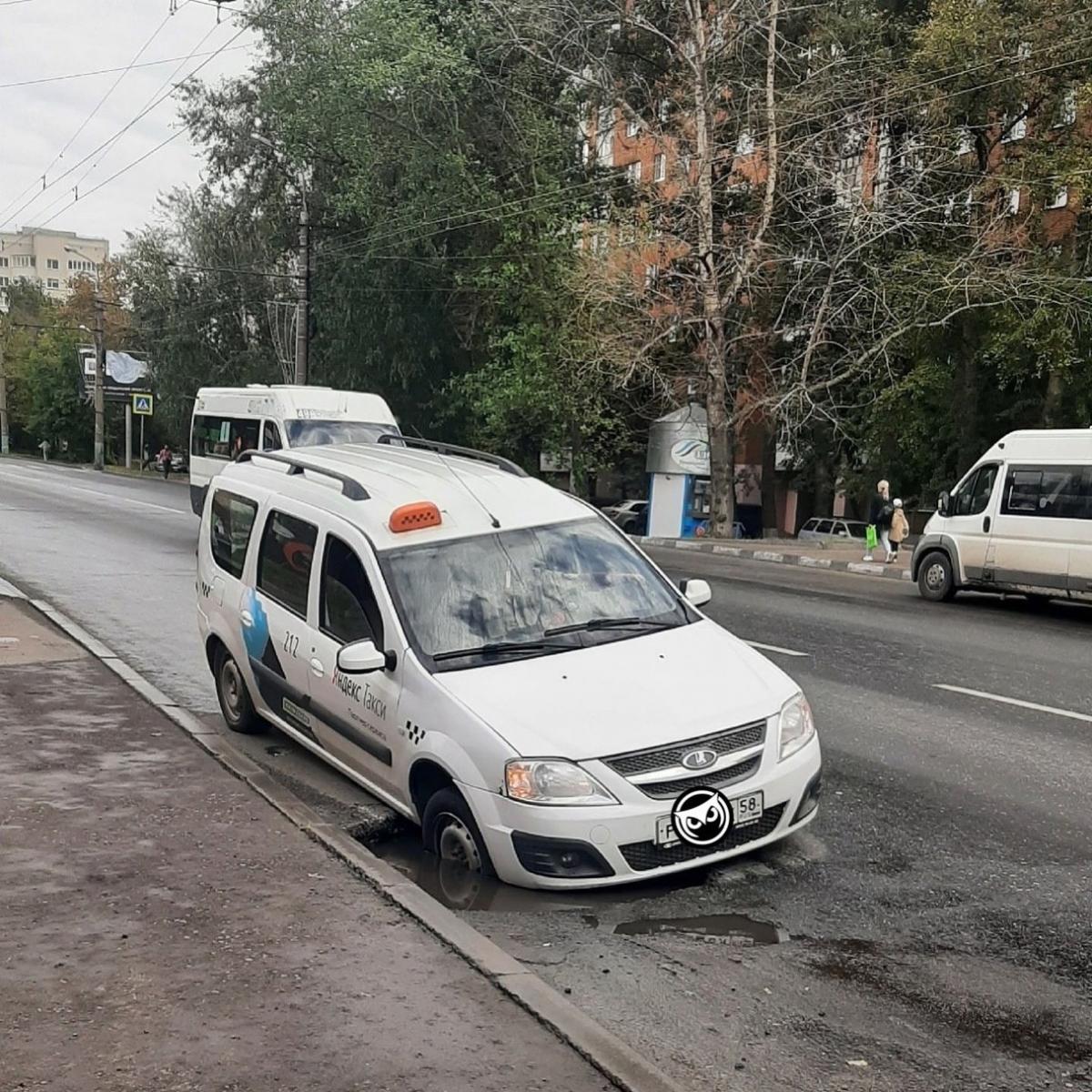 В Пензе на улице Калинина машина провалилась в асфальт