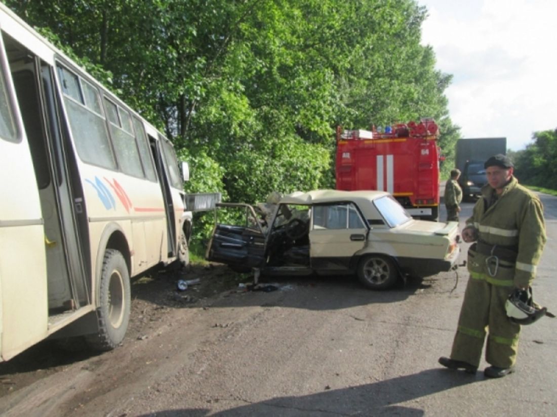 Смертельное ДТП на трассе: легковой автомобиль врезался в автобус