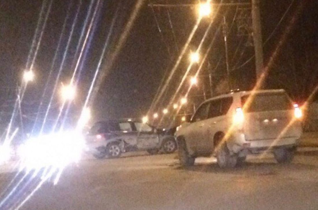 На Арбековском путепроводе в Пензе в аварию попали два дорогих внедорожника. Видео