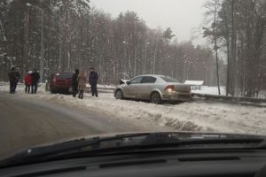 В пензенских Ахунах после ДТП одна иномарка вылетела на обочину, другая покорежена