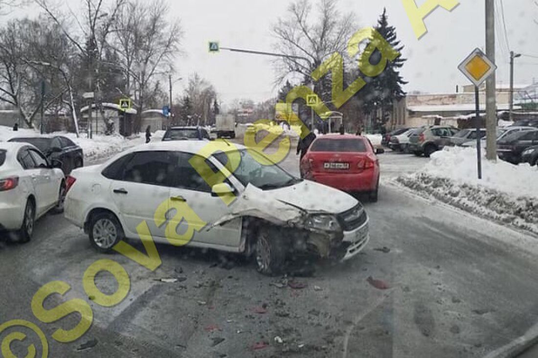 В районе «Маяка» в Пензе раскромсало переднюю часть «Лады»