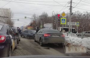 На перекрестке в районе Южной поляны Пензы автомобили попали в «замес»