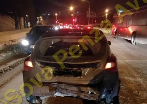 В Пензе пьяный водитель в свой день рождения изуродовал чужую иномарку