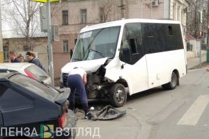 На перекрестке в центре Пензы маршрутка и иномарка устроили аварию