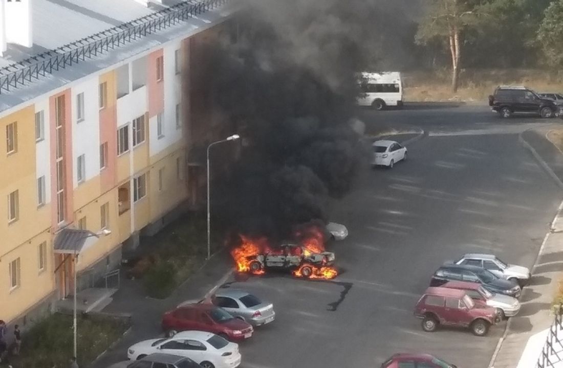 На Шуисте в Пензе вспыхнул автомобиль. Фото и видео