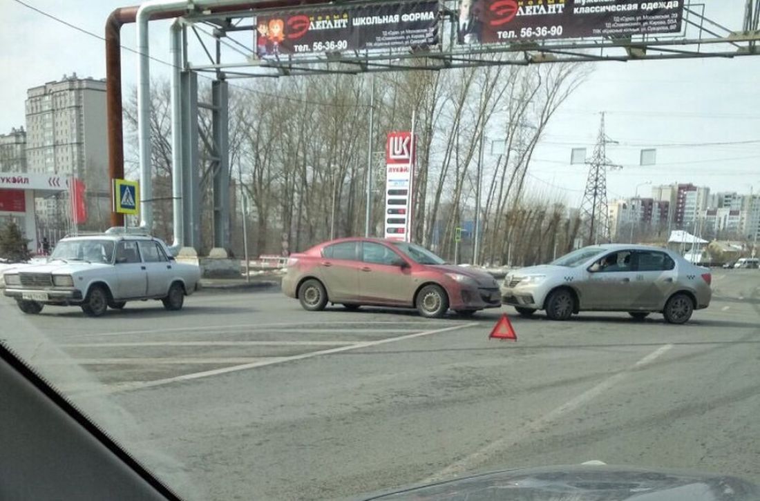 На улице Антонова в Пензе в аварию попал автомобиль «Яндекс Такси»