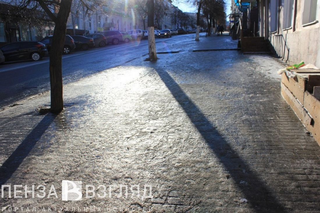 В Пензе всю ночь боролись с гололедом, но на улице скользко