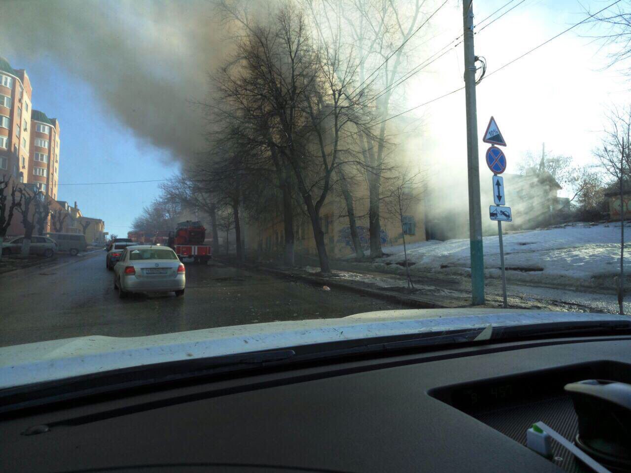 В Пензе горит дом на улице Володарского