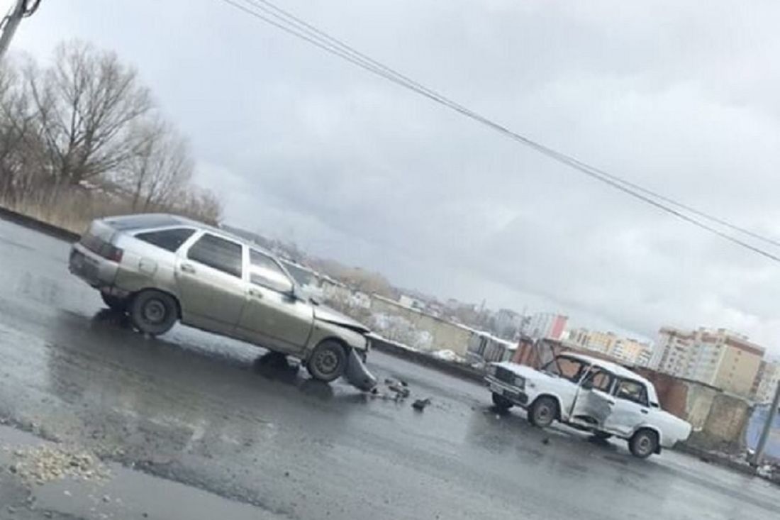 Последствия жесткого столкновения двух легковушек  в Пензе попали на видео