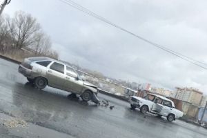 Последствия жесткого столкновения двух легковушек  в Пензе попали на видео