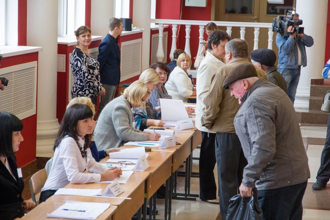 вброс бюллетеней. уик избирательный участок. избирательный участок в школе. вывеска участковая избирательная комиссия избирательного участка. уик участок.