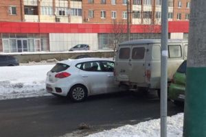 В центре Пензы столкнувшиеся «буханка» и иномарка «остановили время» для попутных машин