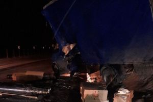 «Подрезали. Лег набок». На трассе в Пензенской области развалился грузовик с товаром