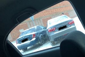 В Пензе под мостом «притерлись» два легковых автомобиля