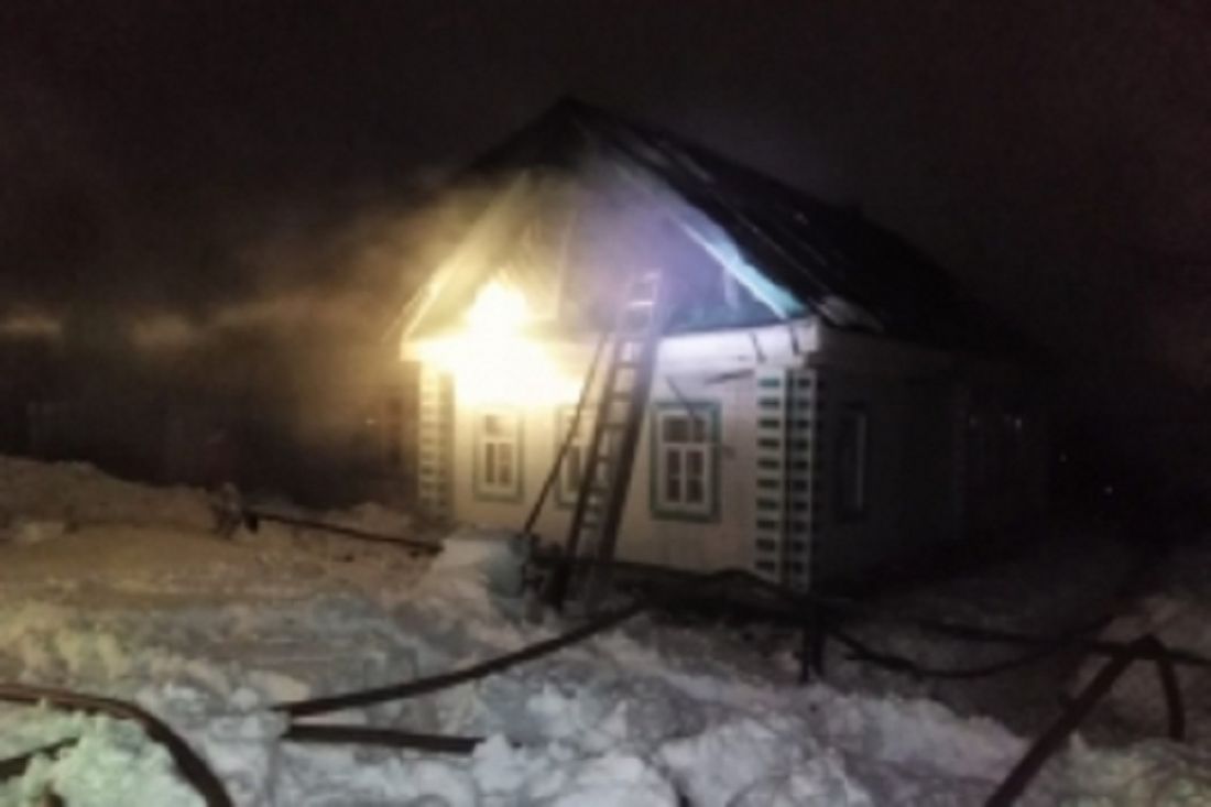 В Пензенской области 11 пожарных тушили загоревшийся дом