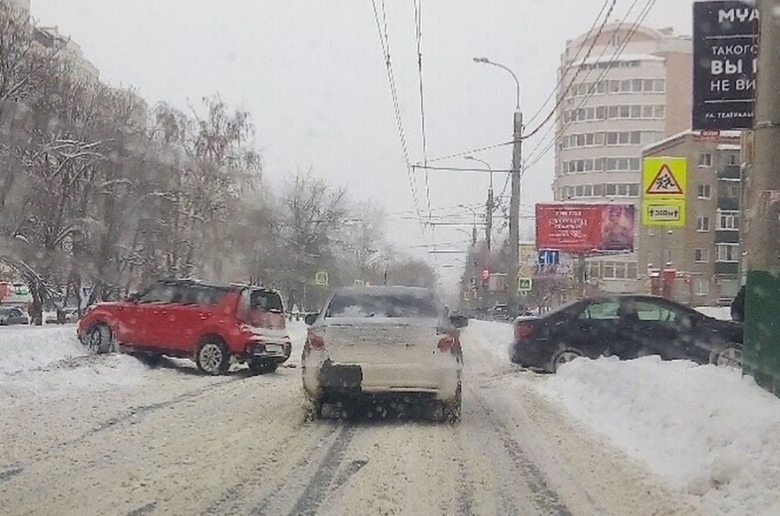 Иномарка вылетела с дороги на улице Пушкина в Пензе