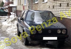 В Пензе упавшая с многоэтажки льдина изуродовала крышу и лобовое стекло иномарки
