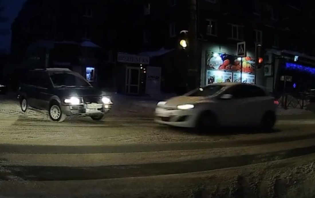 Автомобилю нетерпеливого пензенца на полной скорости срезают «нос». Видео