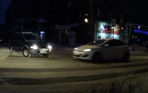 Автомобилю нетерпеливого пензенца на полной скорости срезают «нос». Видео