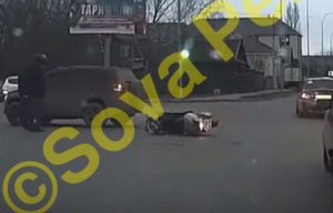 В Пензе водитель внедорожника не замечает скутериста и сбивает его. Видео