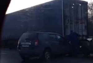 Две легковушки влетели под фуру на трассе «Пенза-Тамбов». Видео