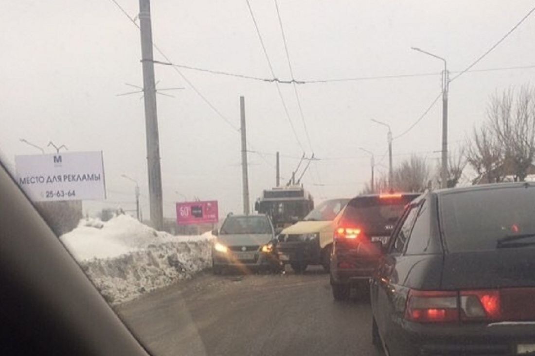 Два автомобиля устроили аварию на улице 8 Марта в Пензе