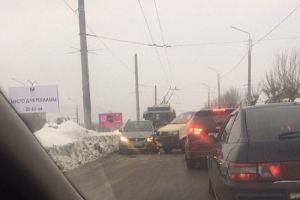 Два автомобиля устроили аварию на улице 8 Марта в Пензе
