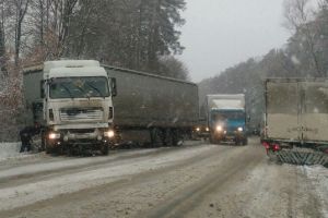 В Пензе «раскорячившаяся» фура собирает пробку