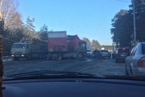 В Пензе фура смяла дверь легковушки и перекрыла дорогу