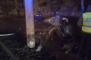 Иномарка превратилась в груду металла после ночной аварии в Пензе. Фото
