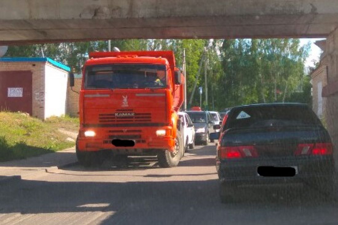 на камаз упал пешеходный мост. камаз снес пешеходный мост на челябинском тракте. камаз застрял под мостом. камаз снес пешеходный мост. камаз снёс пешеходный мост екатеринбург.