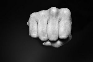 В Пензе 18-летний парень жестоко избил подростка и ударил незнакомого мужчину