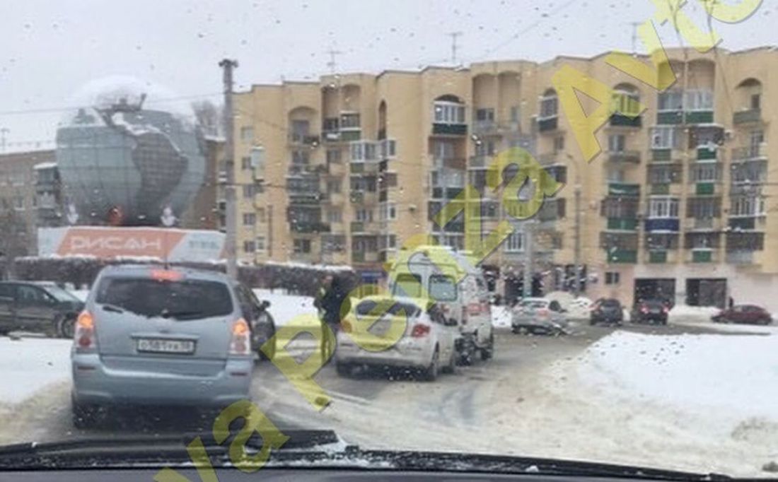 В Пензе около «Глобуса» легковушка врезалась в «скорую»