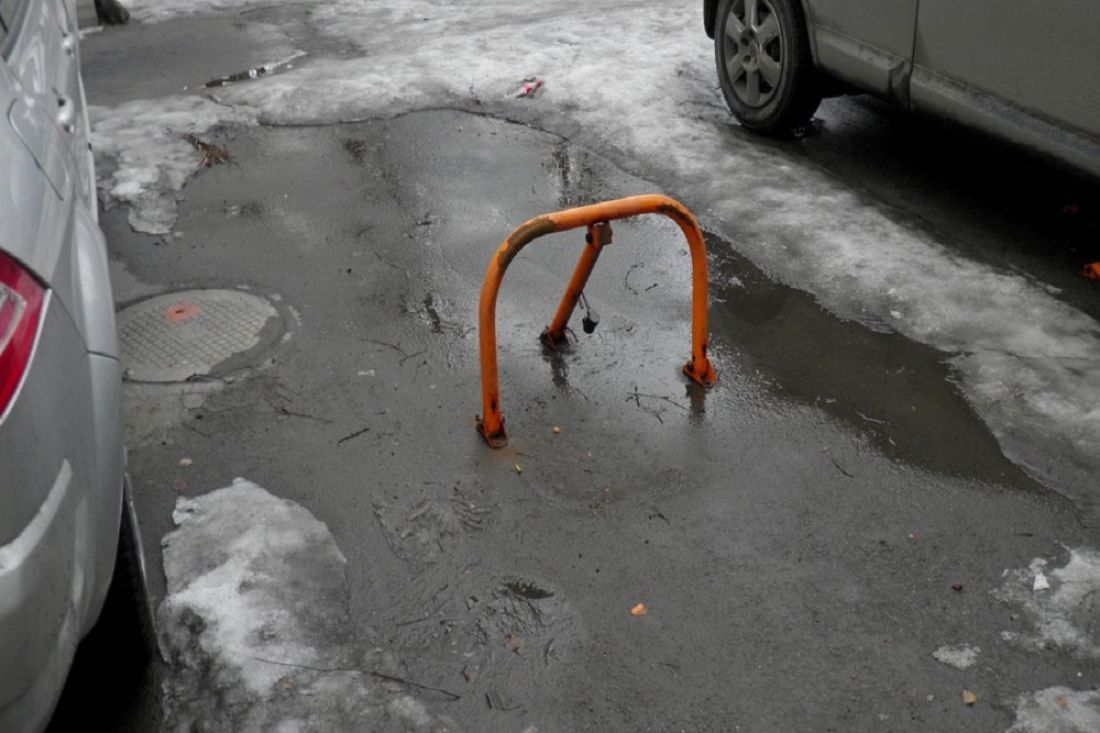 Место во дворе. Парковочное место во дворе. Огородить парковочное место во дворе. Захват парковки во дворах. Парковочники во дворах для авто.