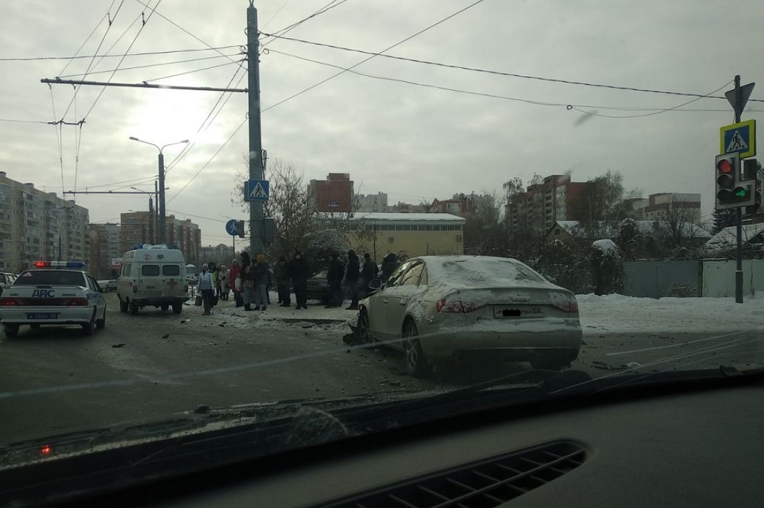 В Пензе в результате ДТП машину выбросило на тротуар