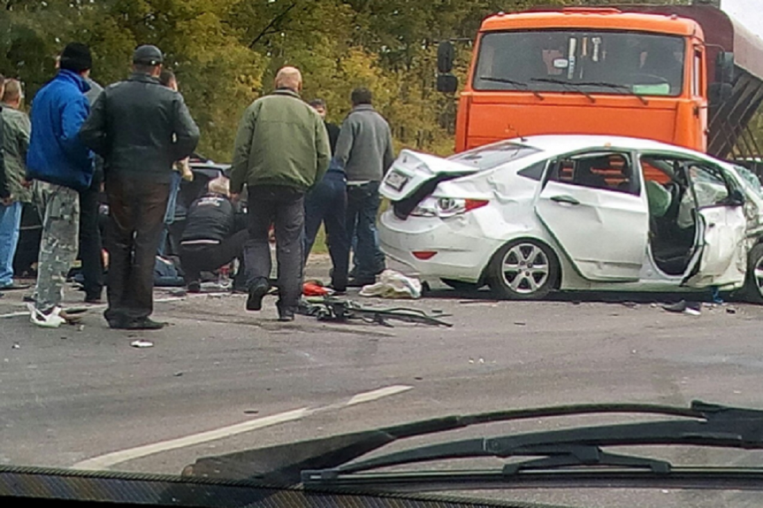 Шесть человек попали в больницу после тройного ДТП