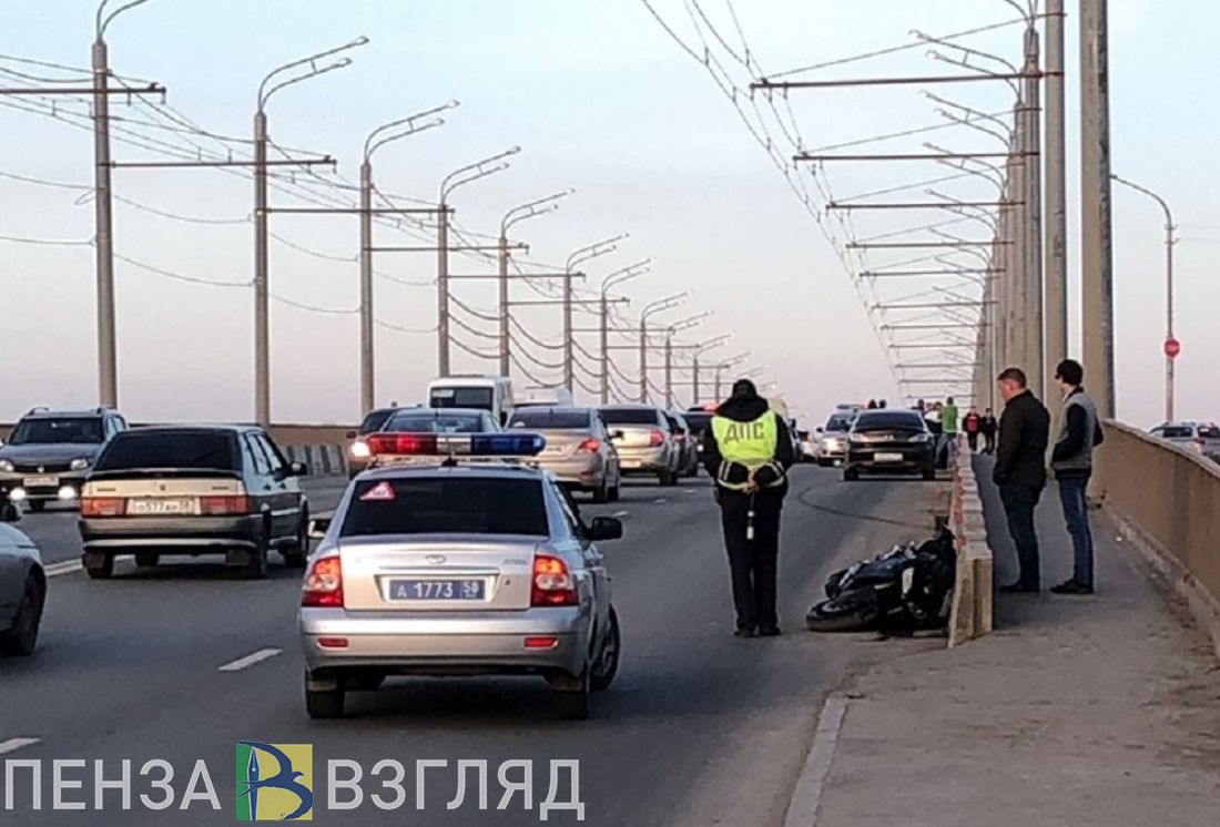 Появились фото и видео с места столкновения иномарки и мотоцикла на мосту в Пензе