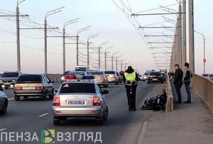 Появились фото и видео с места столкновения иномарки и мотоцикла на мосту в Пензе