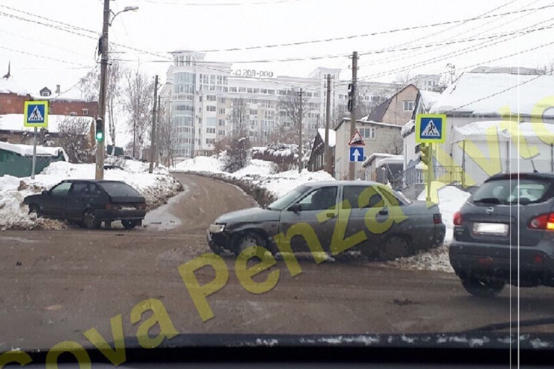 В Пензе после ДТП два «ВАЗа» разлетелись по дороге