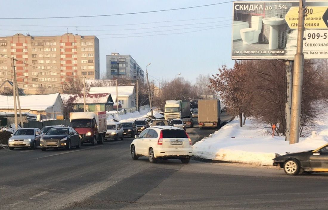 В пензенском микрорайоне «Север» застрявшая фура перекрыла дорогу