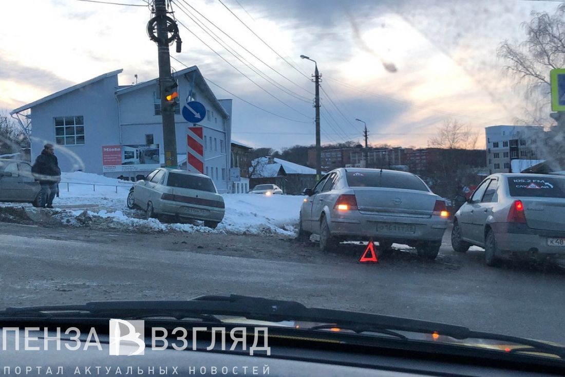 После столкновения на пензенском перекрестке машину вынесло на газон. Видео