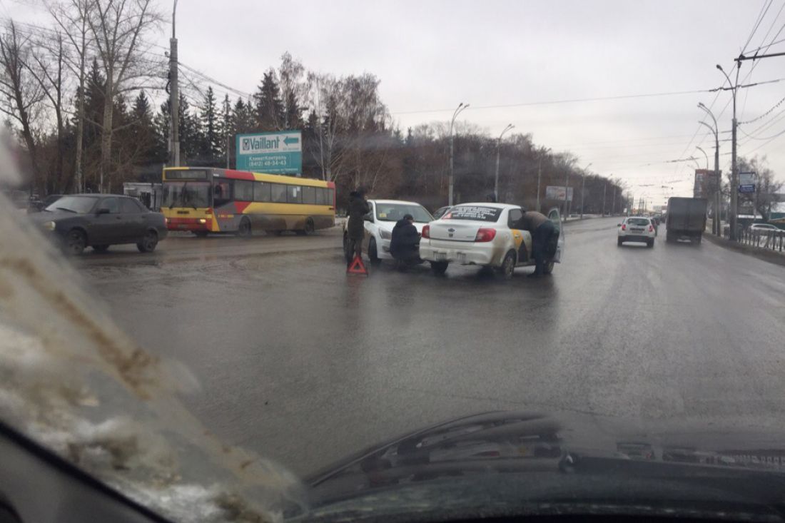 На проспекте Победы в Пензе иномарка влетела в машину «Яндекс. Такси»