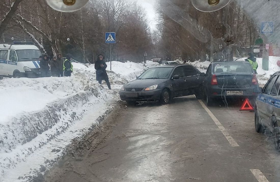 Одесскую улицу в Пензе заблокировали два столкнувшихся автомобиля
