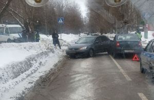 Одесскую улицу в Пензе заблокировали два столкнувшихся автомобиля