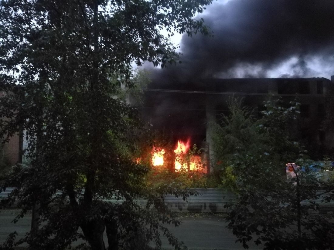 В Кузнецке Пензенской области загорелся недостроенный роддом. Фото и видео