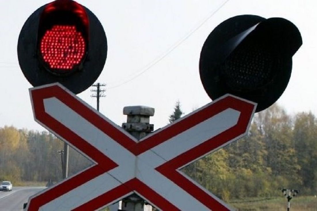 Знаки светофора жд. Ж/Д переезд сигнал семафора. Светофор на Железнодорожном переезде. Светофор на ЖД переезде. Семафор на ЖД переезде.